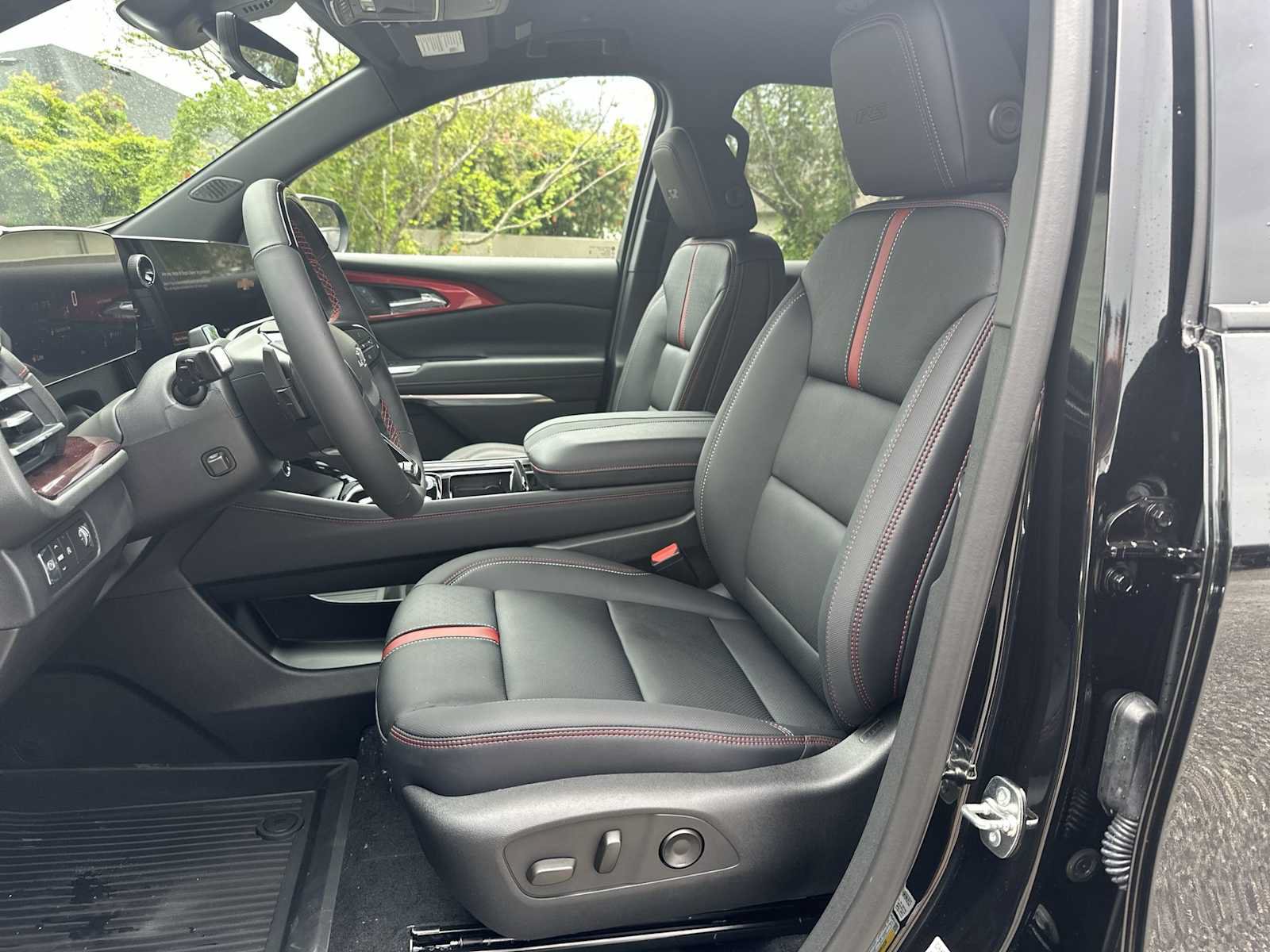 New 2026 Chevrolet Traverse RS w/ LPO, Floor Liner Package FWD image 15