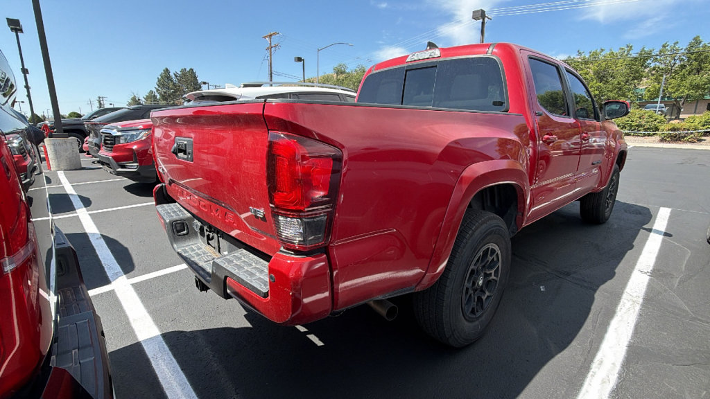 Used 2022 Toyota Tacoma SR5 AWD/4WD image 2