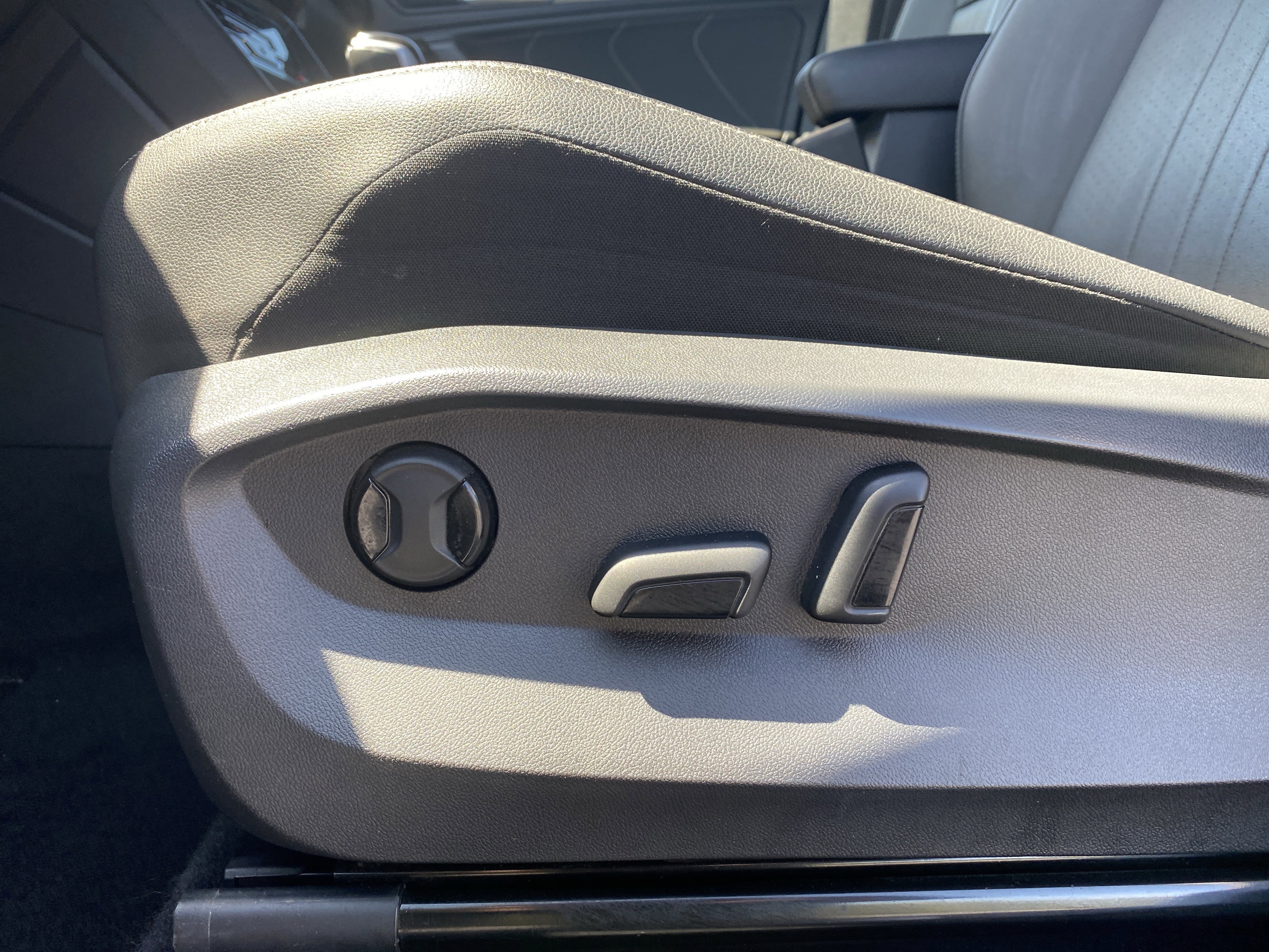 Used 2023 Volkswagen Tiguan SE R-Line FWD image 29