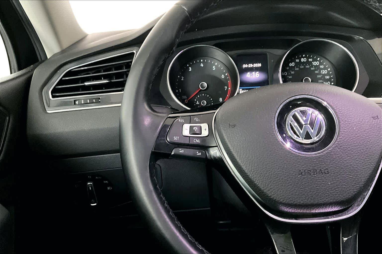 Used 2018 Volkswagen Tiguan SEL AWD/4WD image 24