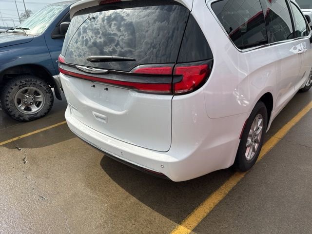 Used 2024 Chrysler Pacifica Touring-L image 19