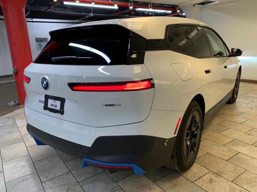 Used 2023 BMW iX xDrive50 w/ Premium Package AWD/4WD image 9