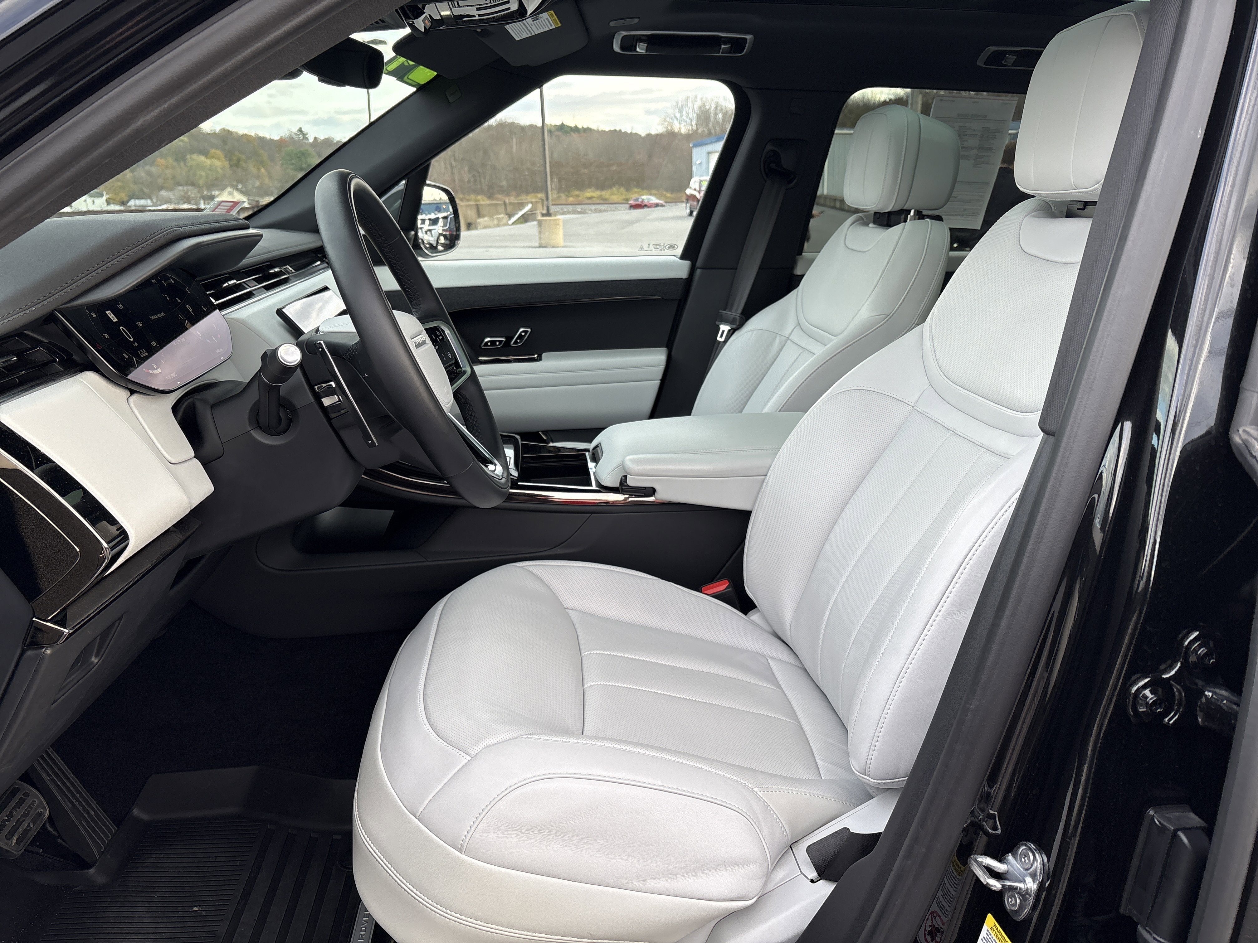 Used 2024 Land Rover Range Rover Sport SE image 12