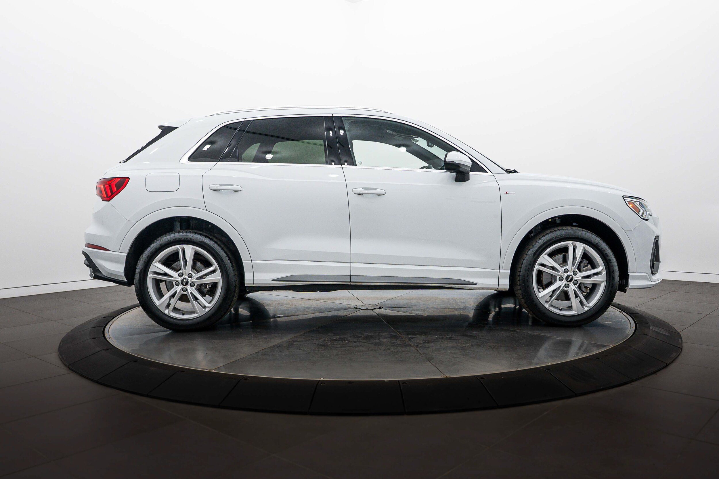 Certified 2024 Audi Q3 2.0T Premium Plus w/ Premium Plus Package AWD/4WD image 3