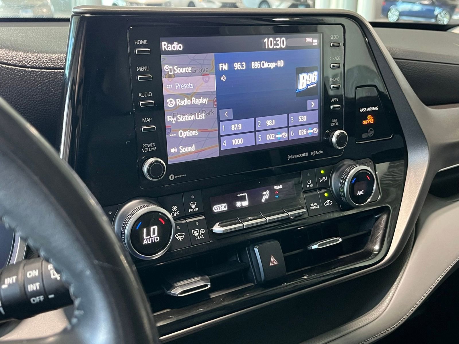 Used 2022 Toyota Highlander XLE AWD/4WD image 24
