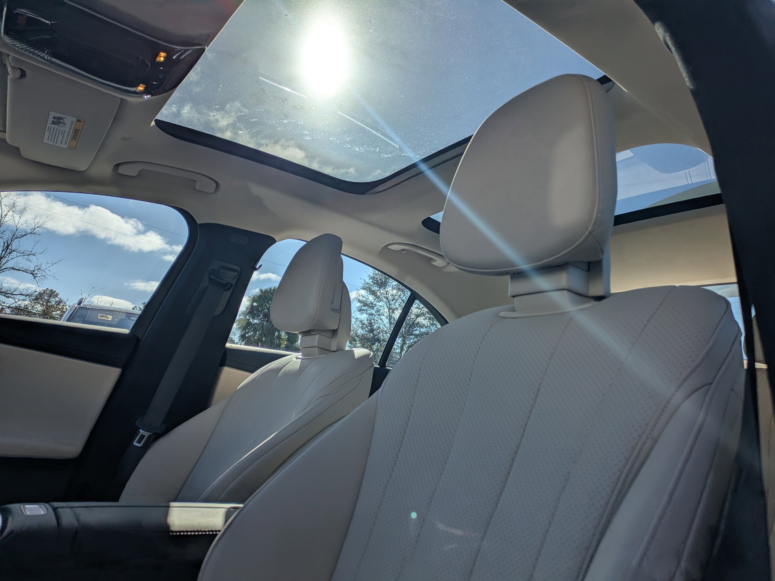 Used 2025 Mercedes-Benz E 350 4MATIC Sedan image 4