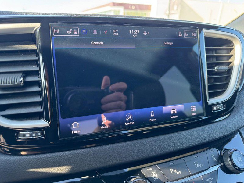 Used 2025 Chrysler Pacifica Select image 16