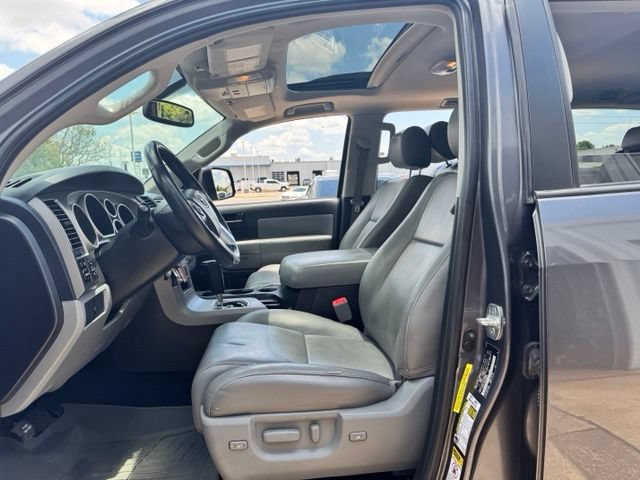 Used 2017 Toyota Sequoia SR5 w/ Premium Package RWD image 21
