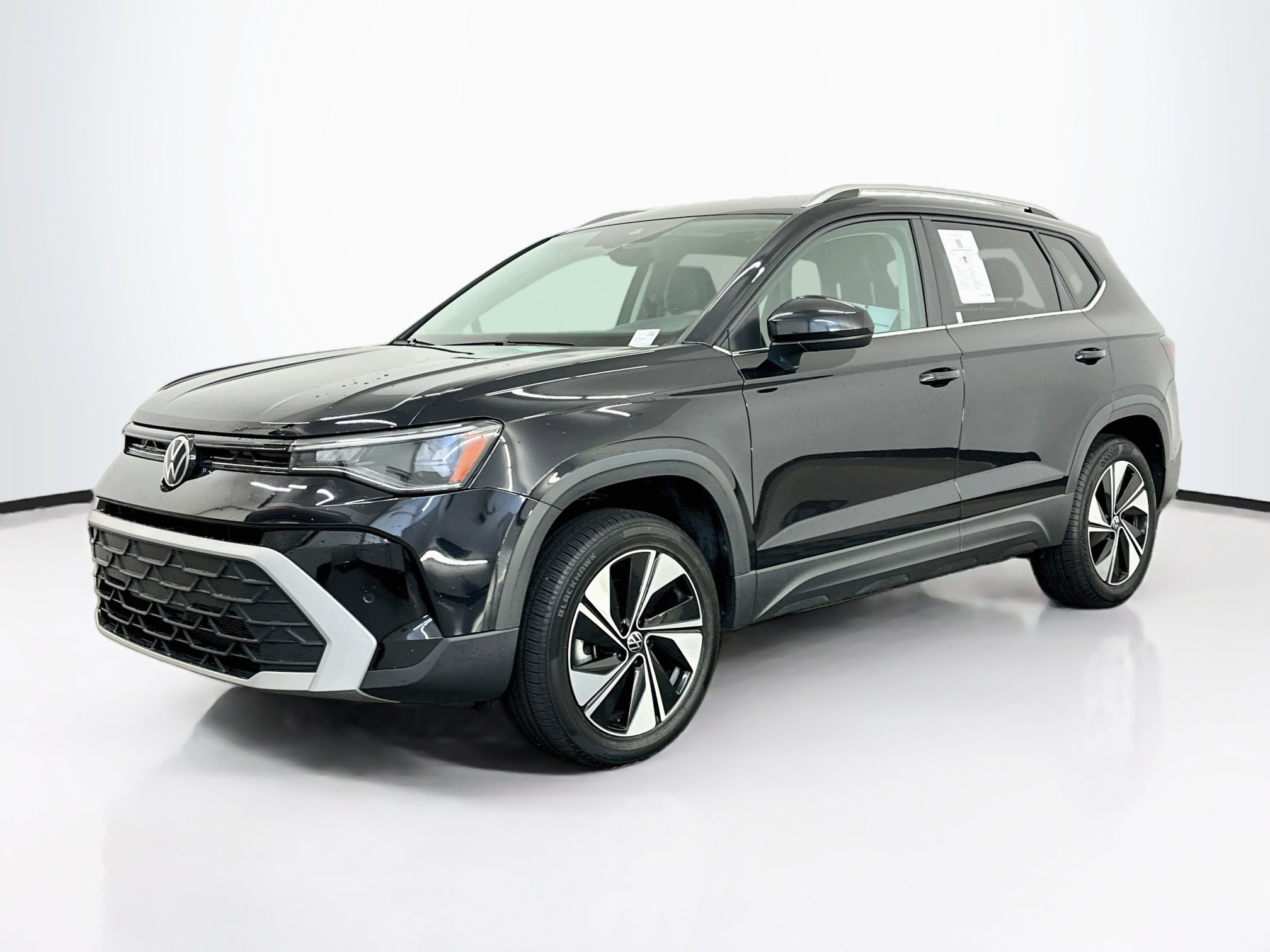 Used 2025 Volkswagen Taos SE AWD/4WD image 3
