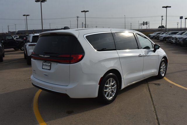 New 2026 Chrysler Pacifica Select image 5