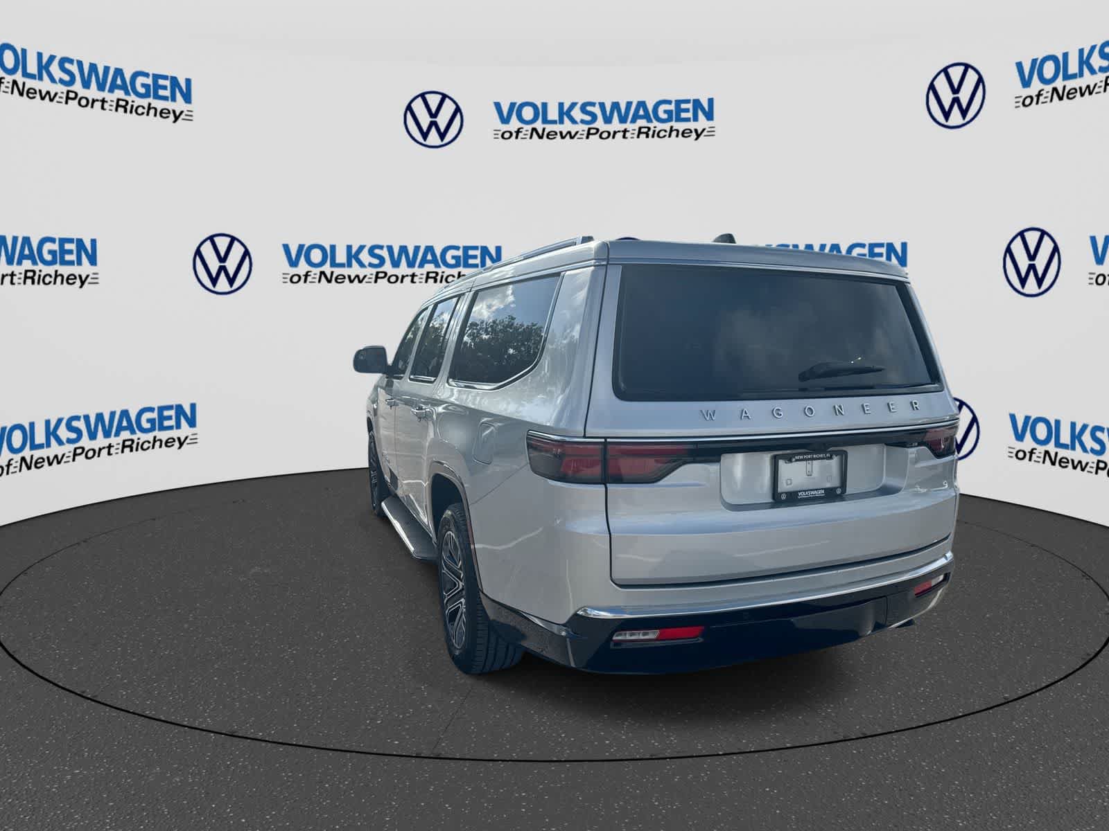Used 2025 Jeep Wagoneer L Series II AWD/4WD image 12