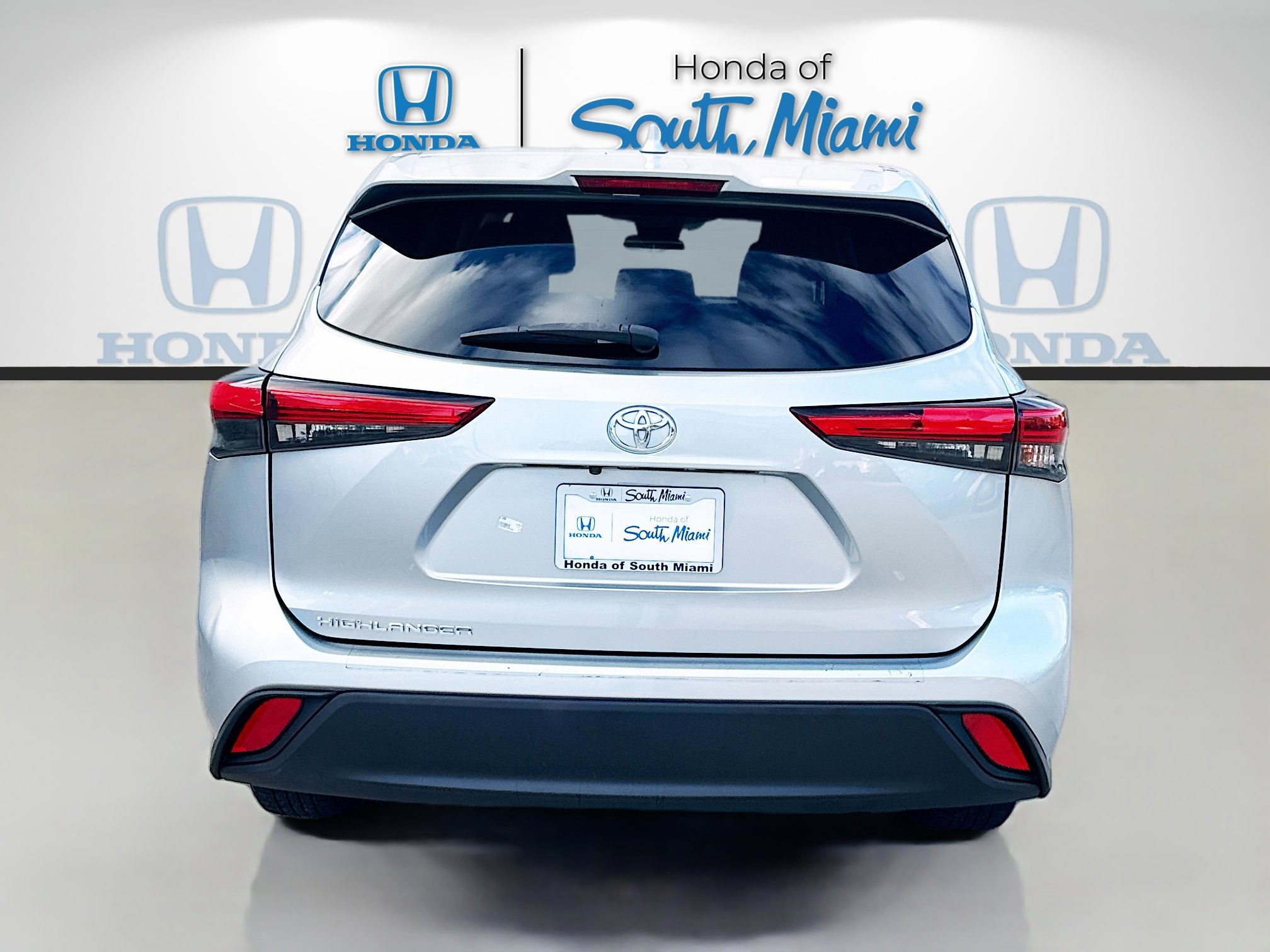 Used 2020 Toyota Highlander L FWD image 6