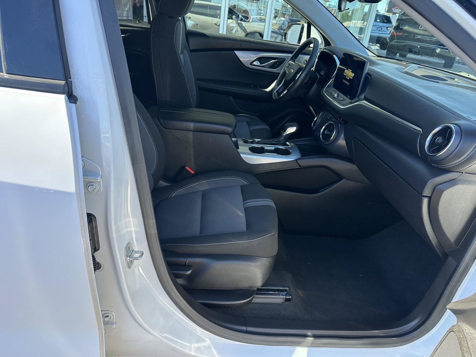 Used 2025 Chevrolet Blazer LT FWD image 23