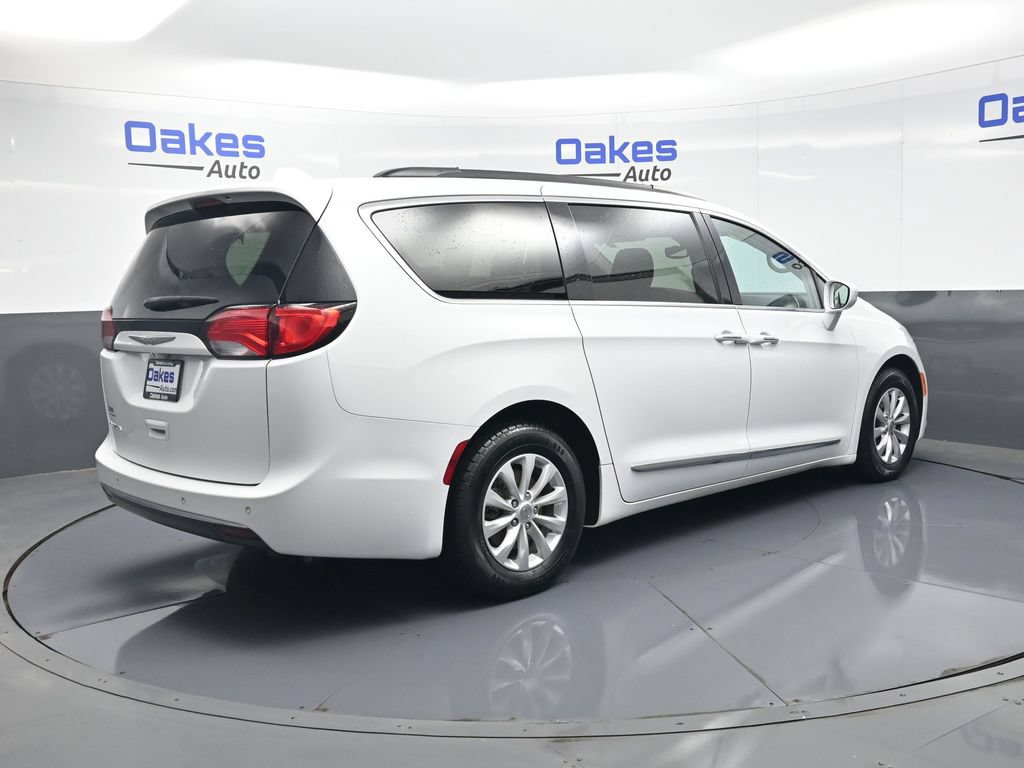 Used 2017 Chrysler Pacifica Touring-L FWD image 7