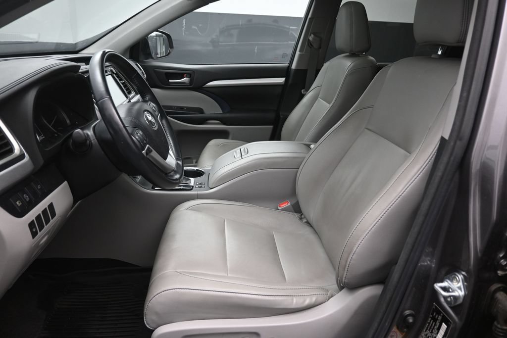 Used 2017 Toyota Highlander XLE AWD/4WD image 18
