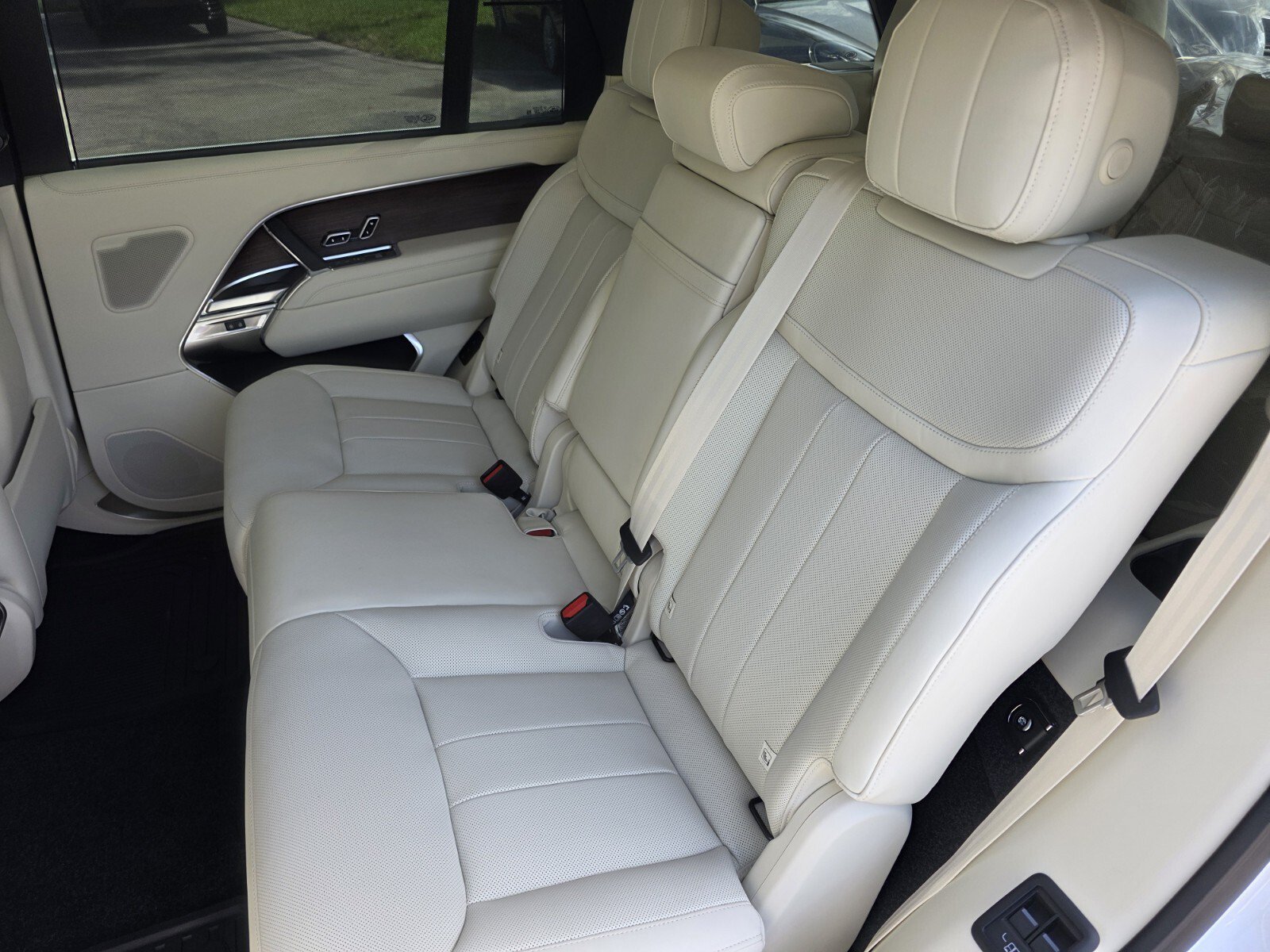 New 2026 Land Rover Range Rover Long Wheelbase SE AWD/4WD image 14
