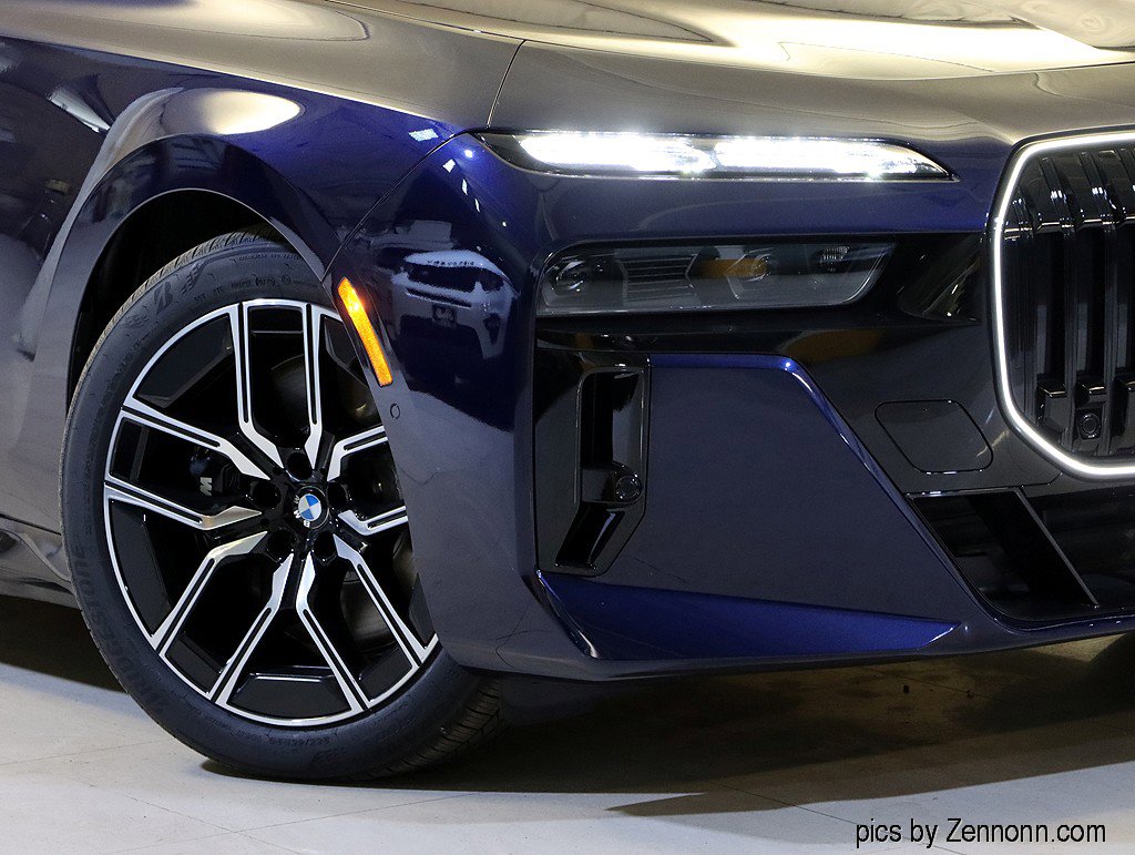 Used 2026 BMW 750e xDrive image 3