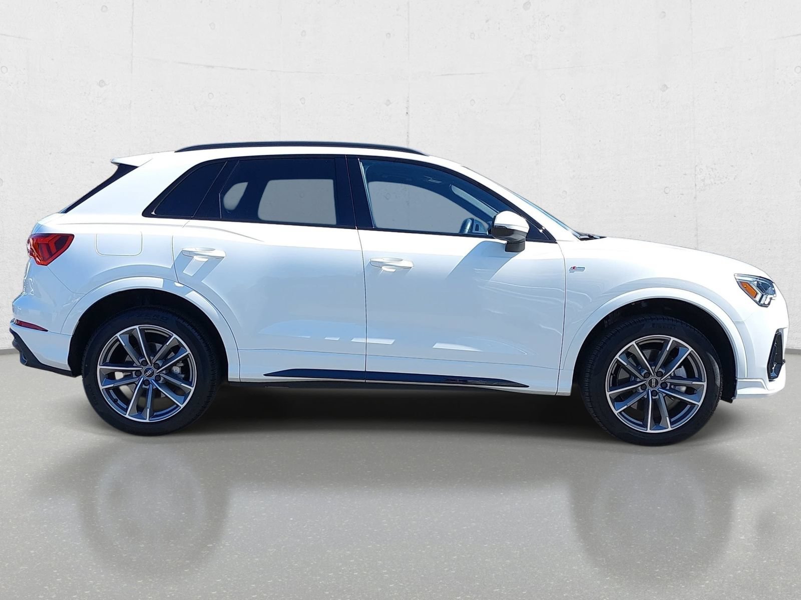 Certified 2025 Audi Q3 2.0T Premium w/ Convenience Package AWD/4WD image 4