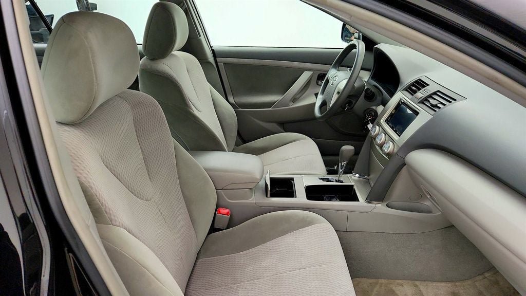 Used 2010 Toyota Camry LE FWD image 22