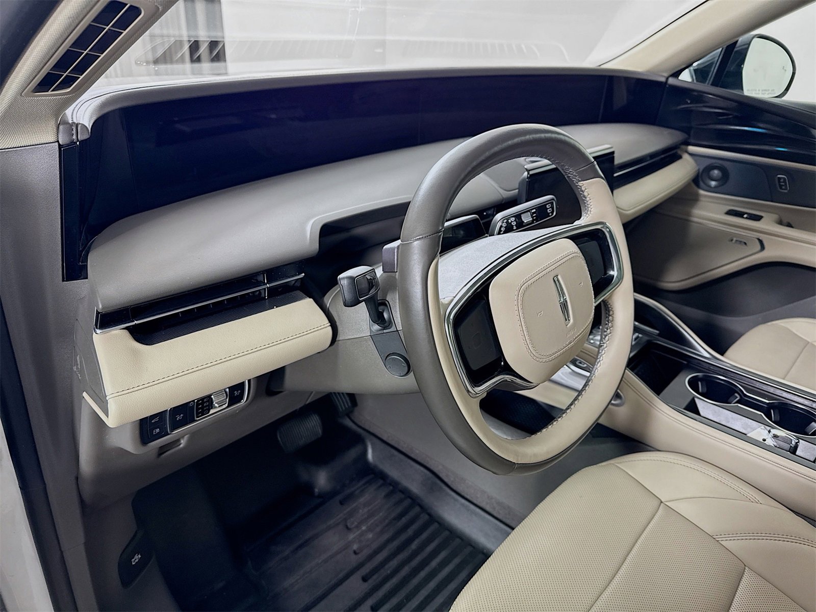 Used 2024 Lincoln Nautilus Premier w/ Equipment Group 102A image 7