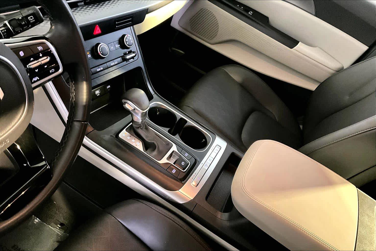 Used 2023 Kia Carnival LX FWD image 17