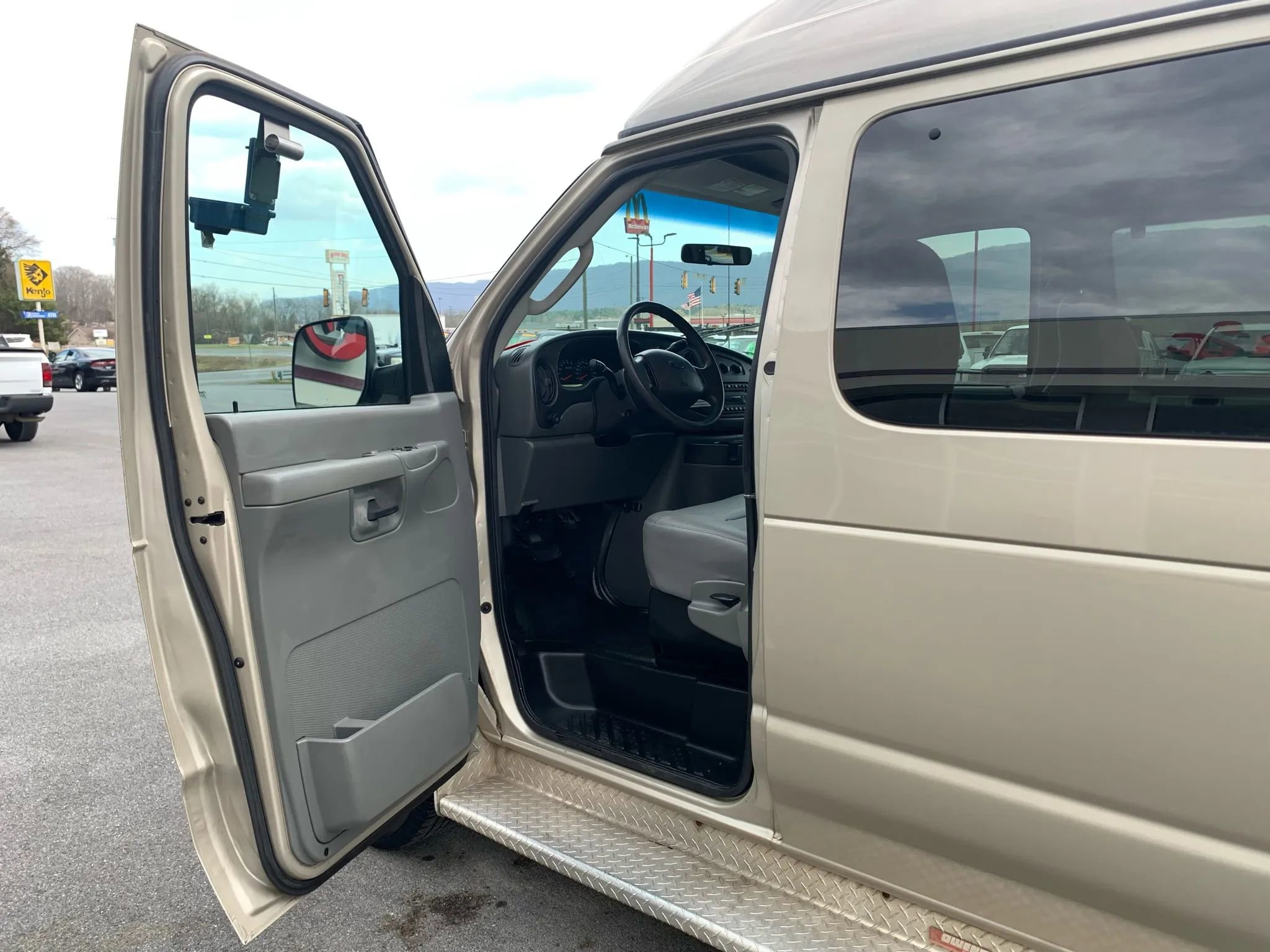 Used 2007 Ford E-350 and Econoline 350 XL image 8