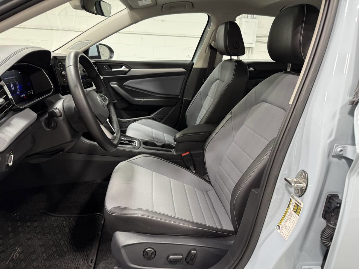 Used 2025 Volkswagen Jetta SE w/ Sunroof Package image 15