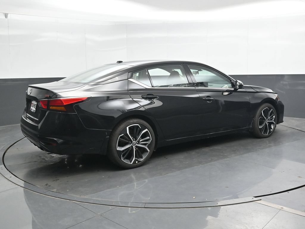 Used 2025 Nissan Altima 2.5 SR w/ SR Premium Package FWD image 2
