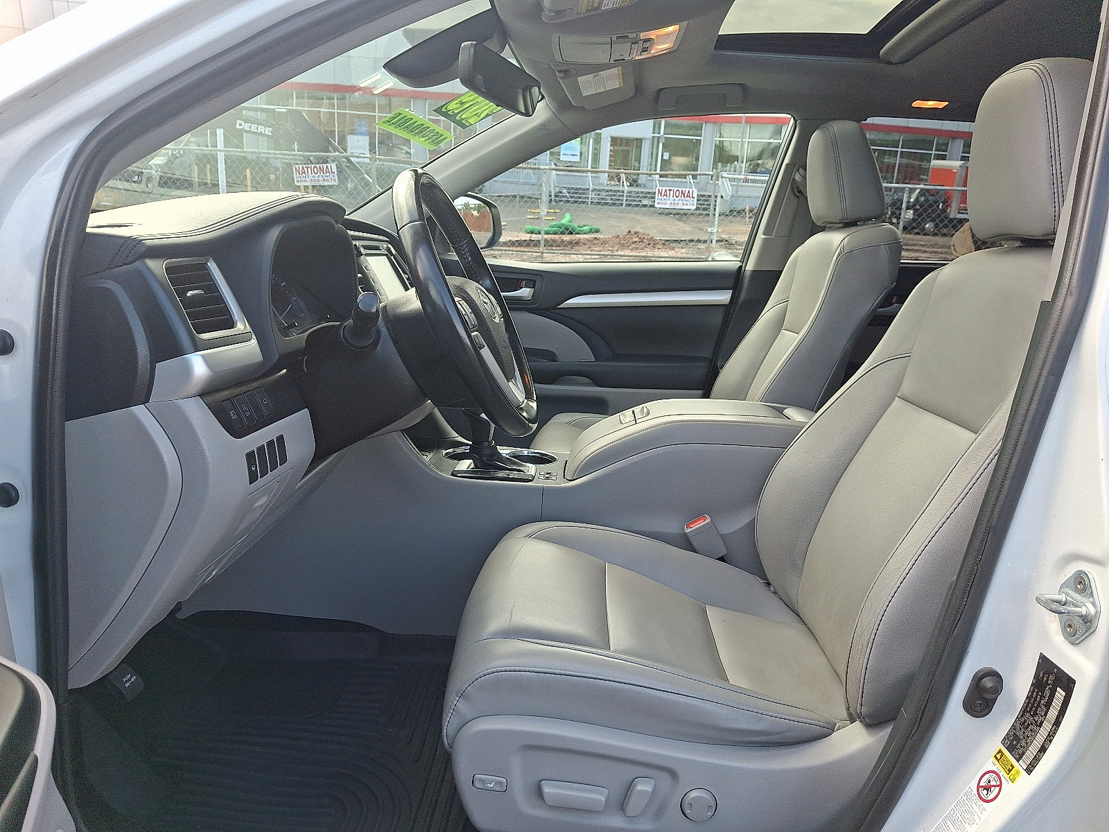 Used 2019 Toyota Highlander XLE AWD/4WD image 14