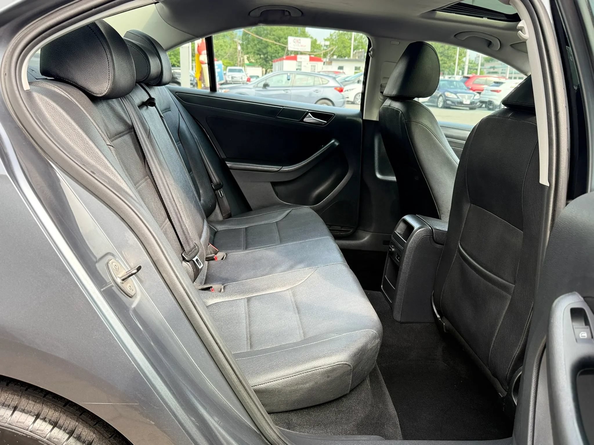 Used 2011 Volkswagen Jetta SE FWD image 30