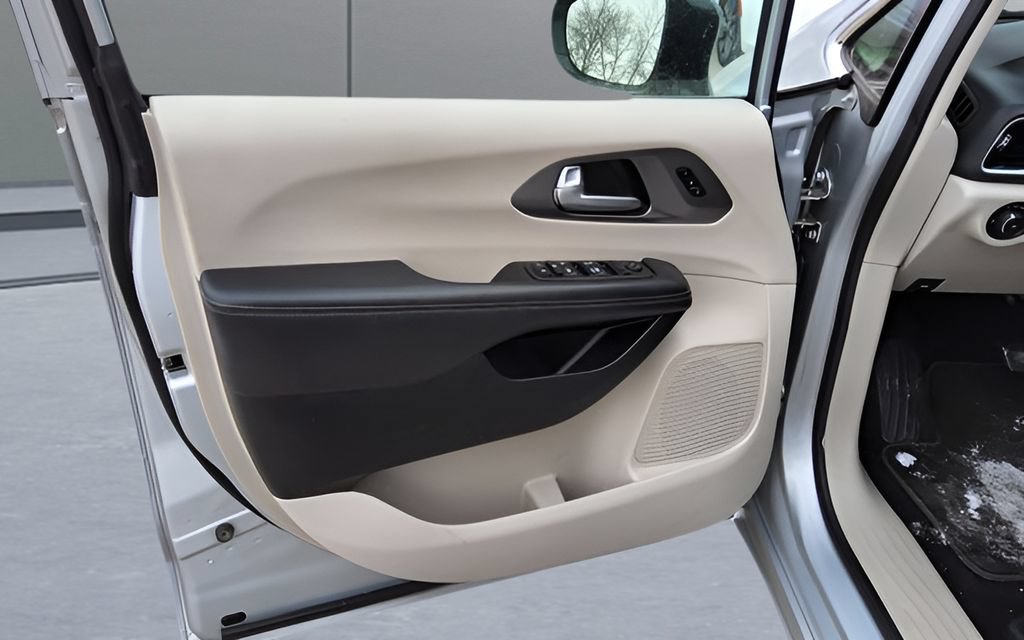Used 2024 Chrysler Pacifica Touring-L FWD image 10
