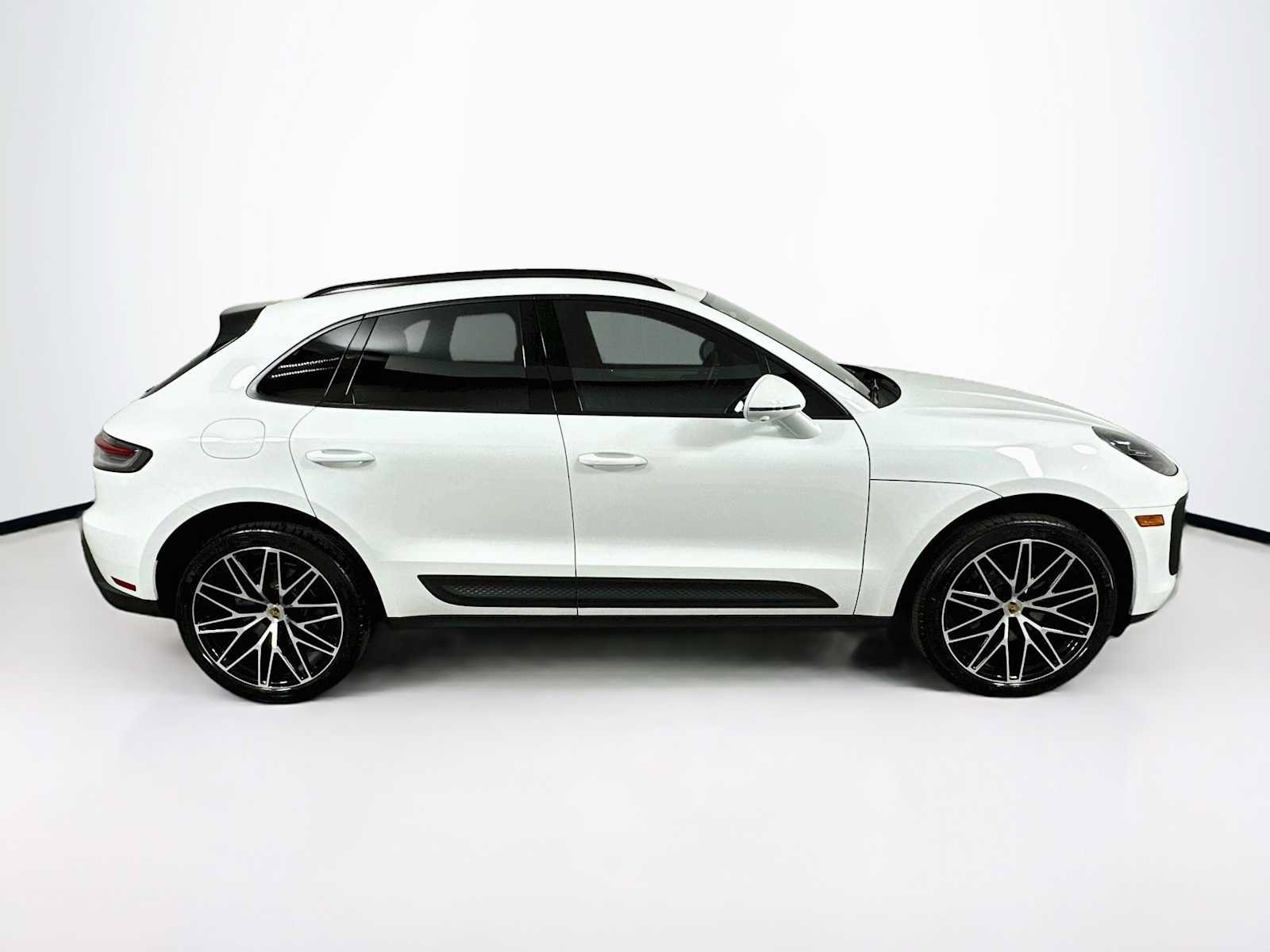 Certified 2026 Porsche Macan AWD/4WD image 8