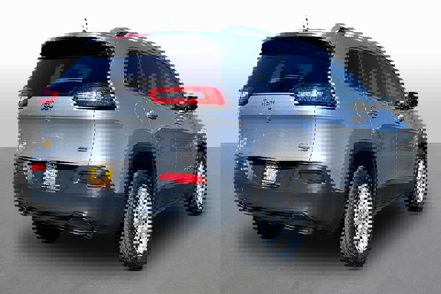 Used 2016 Jeep Cherokee Latitude image 2