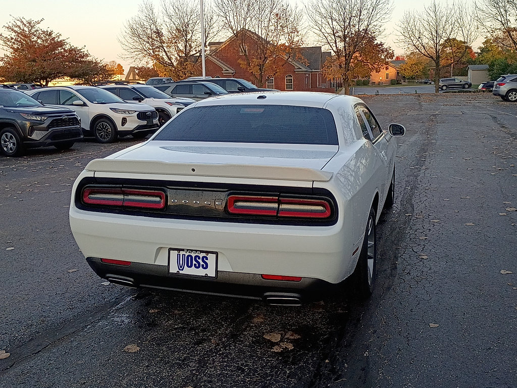 Used 2022 Dodge Challenger SXT RWD image 4