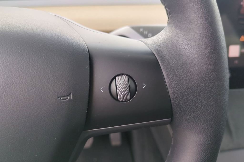 Used 2022 Tesla Model Y Long Range AWD/4WD image 26