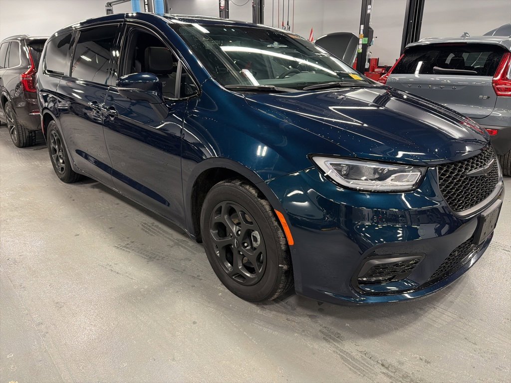 Used 2022 Chrysler Pacifica Limited w/ Uconnect Theater Family Group