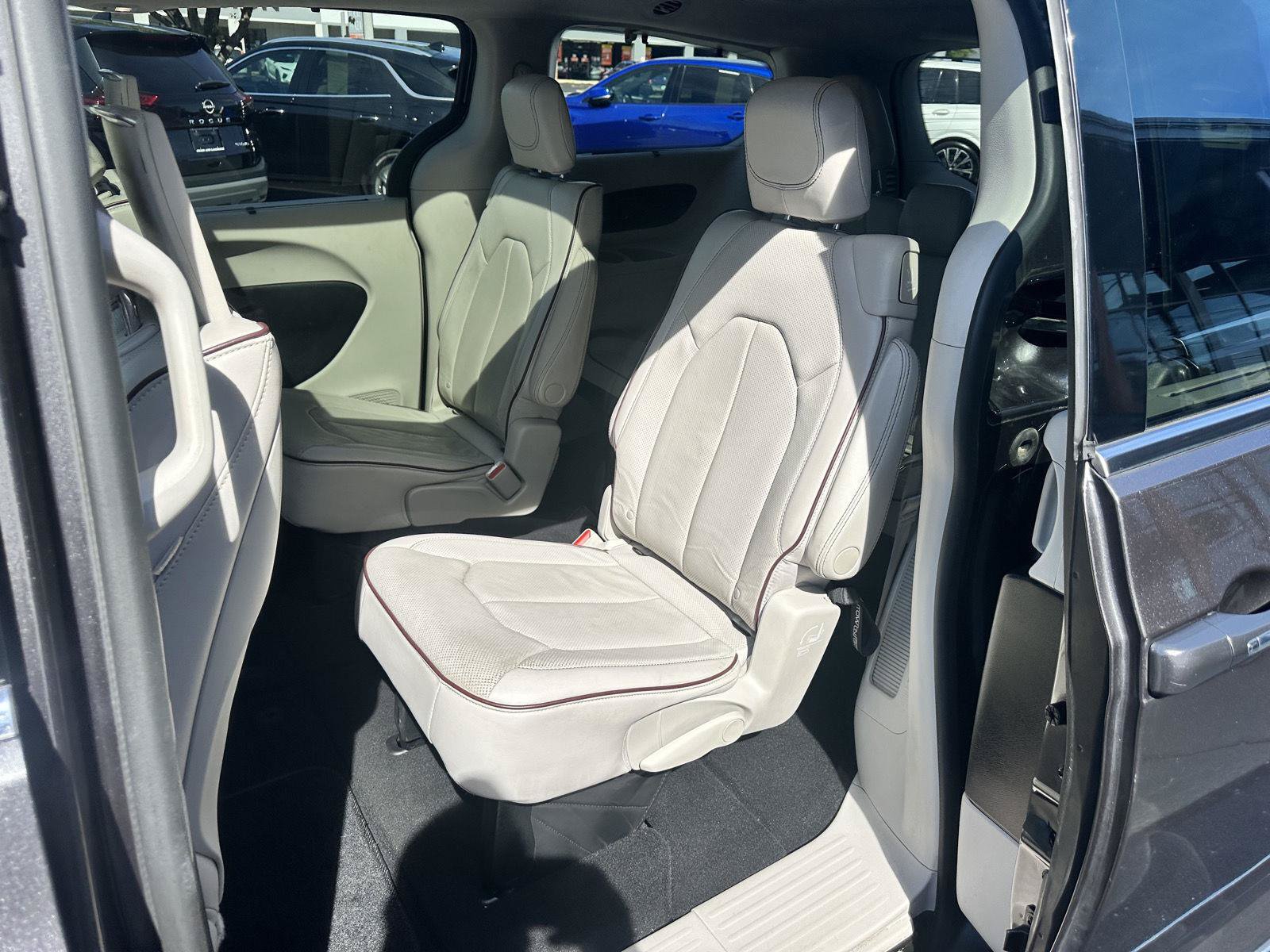 Used 2018 Chrysler Pacifica Limited w/ Tire & Wheel Group FWD image 23