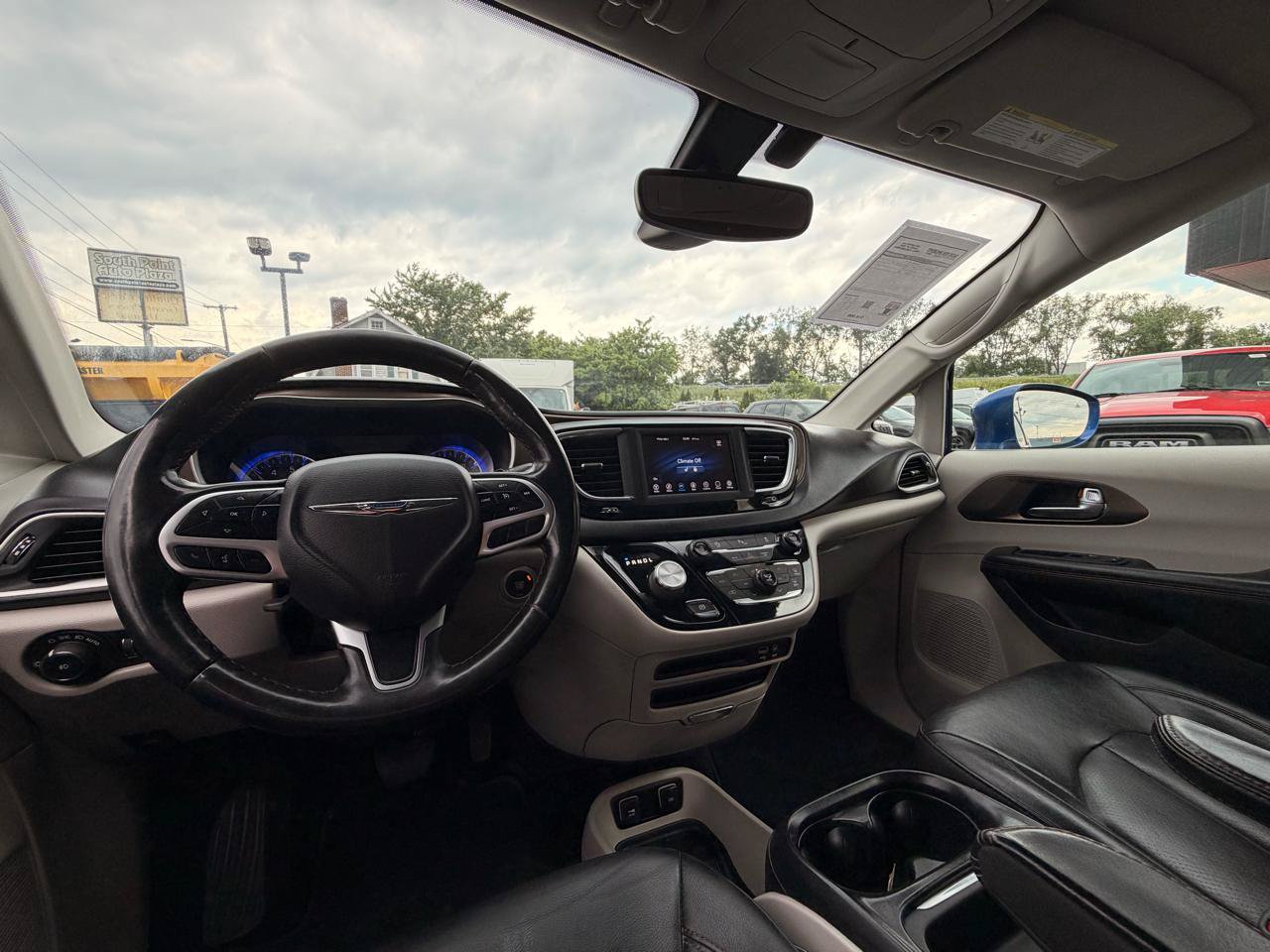 Used 2019 Chrysler Pacifica Touring-L FWD image 13