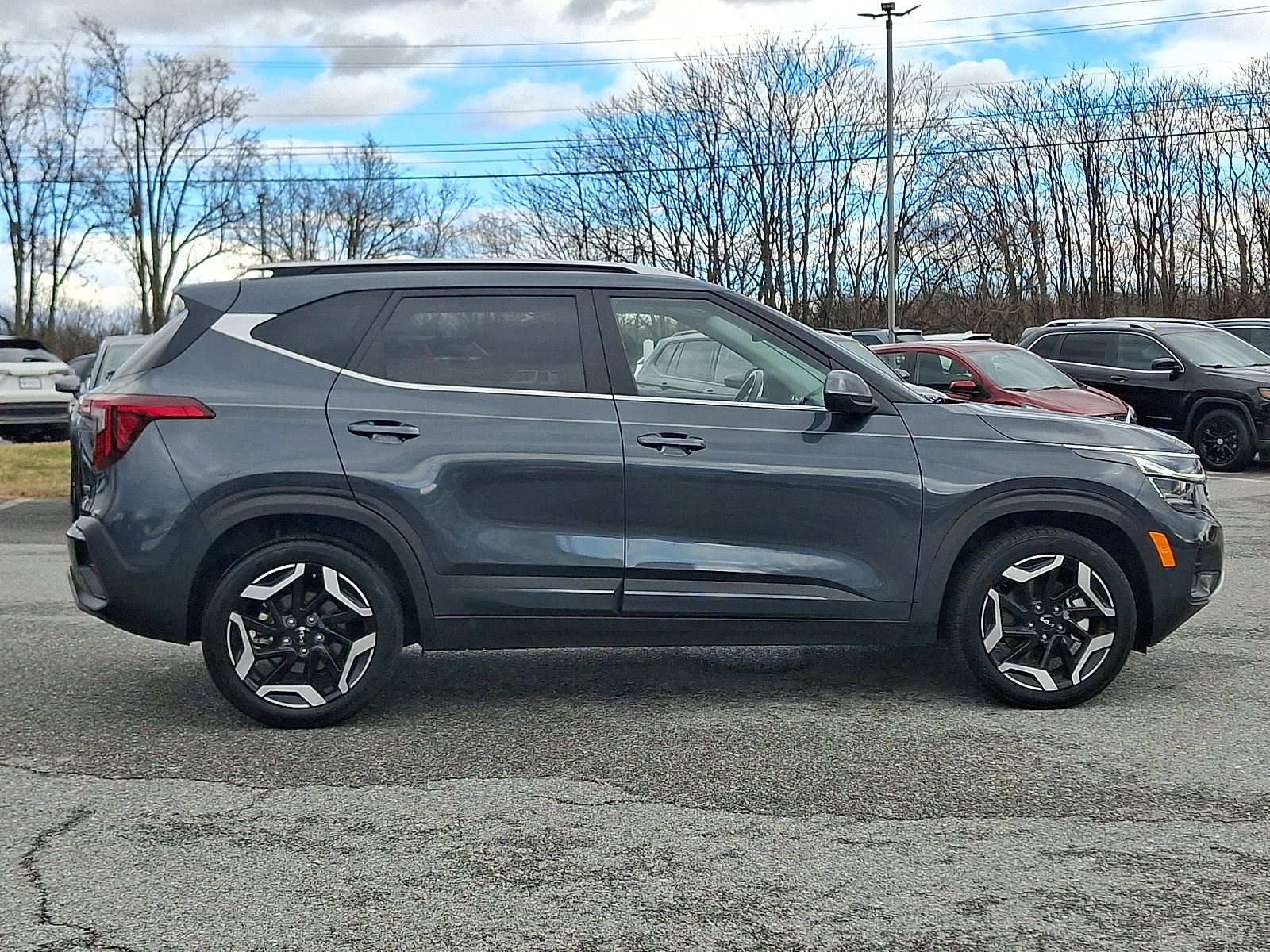 Certified 2025 Kia Seltos SX w/ SX Sunroof Package image 7