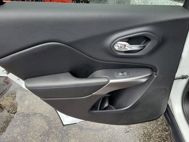 Used 2019 Jeep Cherokee Latitude Plus w/ Comfort/Convenience Group image 12
