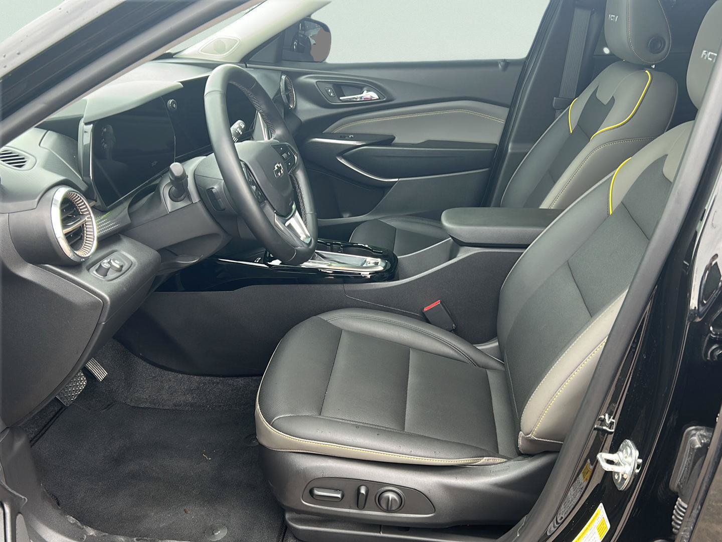 Used 2025 Chevrolet Trax ACTIV w/ Sunroof Package FWD image 12