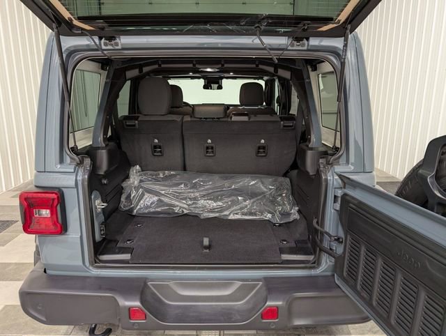 Used 2025 Jeep Wrangler Unlimited Sahara w/ Safety Group AWD/4WD image 23