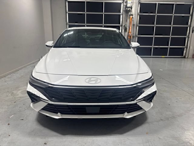 Certified 2025 Hyundai Elantra Limited FWD image 2