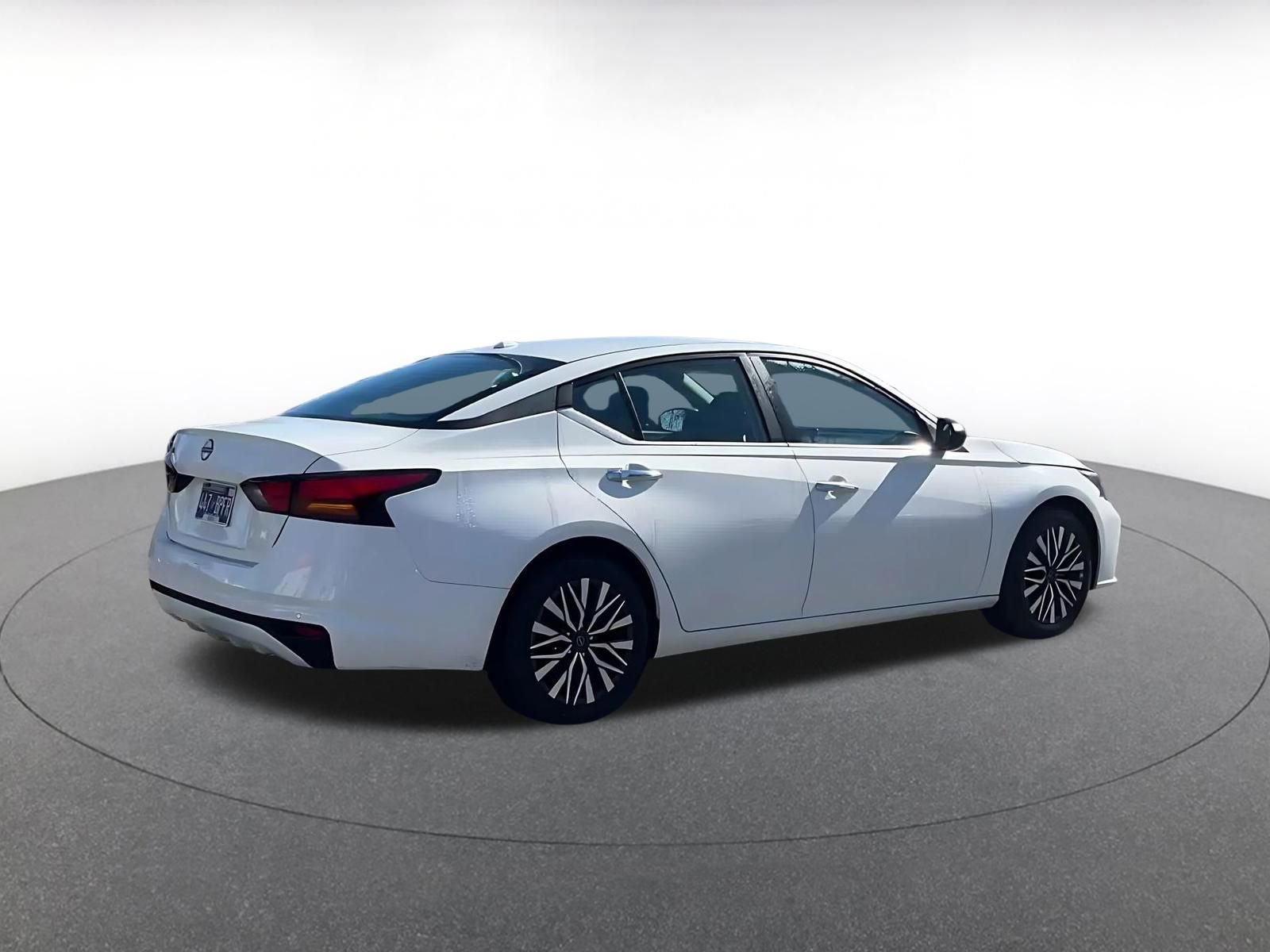 Used 2025 Nissan Altima 2.5 SV FWD image 15