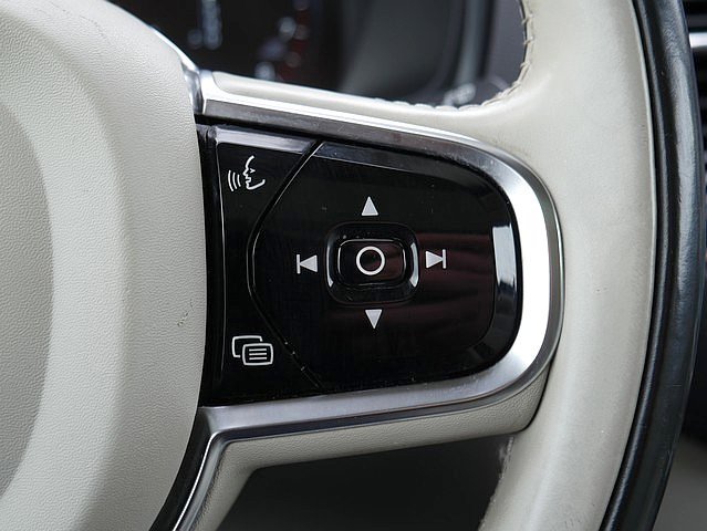 Used 2016 Volvo XC90 T6 Momentum w/ Momentum Plus Package image 32