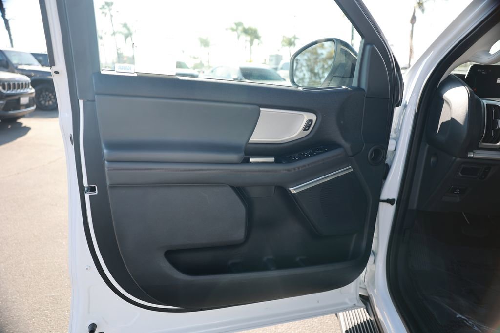 Used 2025 Ford Expedition Active image 17