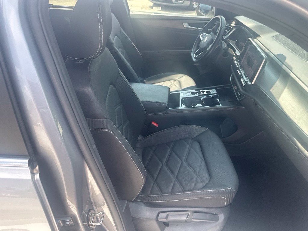 Used 2025 Volkswagen Atlas Cross Sport SE FWD image 34