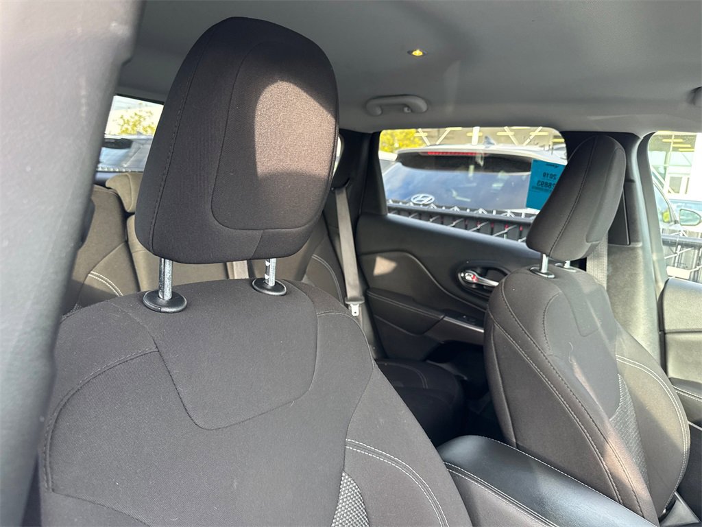 Used 2019 Jeep Cherokee Latitude w/ Popular Appearance Group image 18