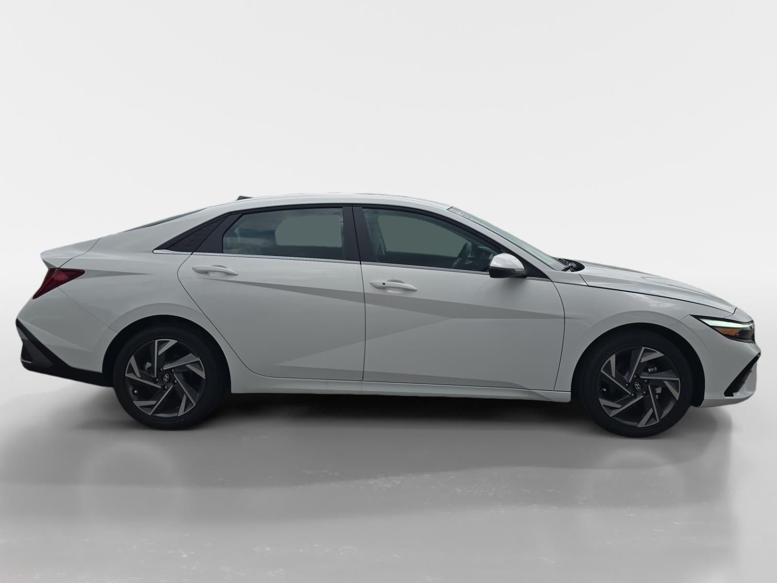 New 2026 Hyundai Elantra Limited FWD image 2