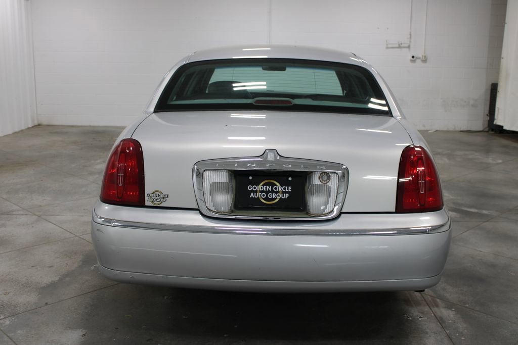 Used 2002 Lincoln Town Car Executive image 8